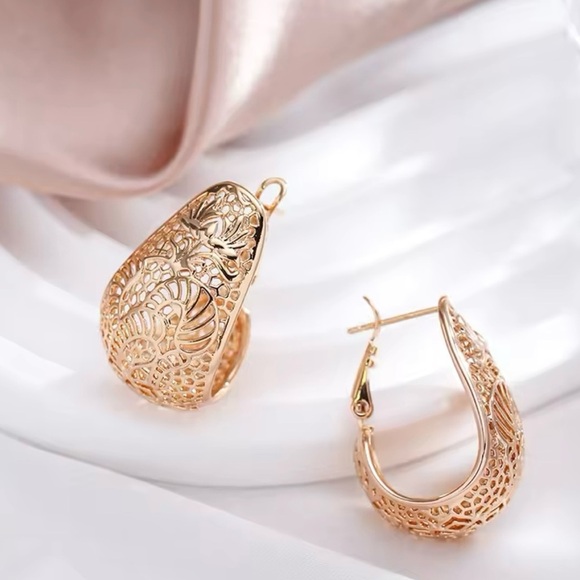 585 Rose Gold Color Glossy Earrings - Picture 4 of 5